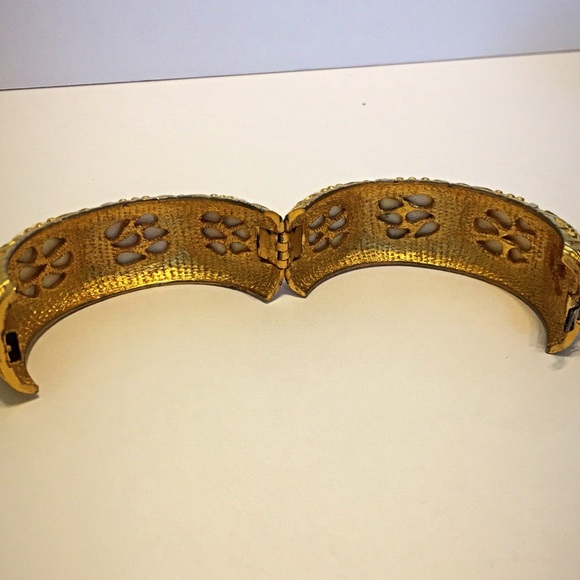 Kramer Vintage ‘50s/‘60s Scarab Hinged Bracelet - Picture 5 of 7